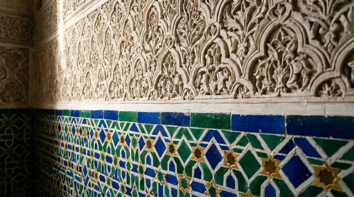 Primer plano de yeserías talladas y azulejos geométricos en la Capilla de San Bartolomé en Córdoba.